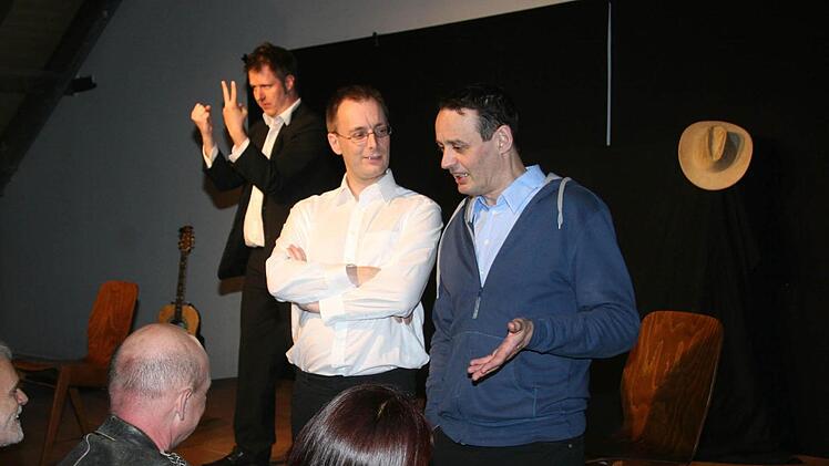 Während Florian Hoffmann und Georg Koeninger (rechts) von TBC noch über die Qualifikation des dritten Mannes debattieren, "qualifiziert" sich dieser schon mal.