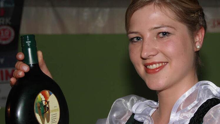 Darauf haben die Weinfreunde lange gewartet: einen Traminer vom Seinsheimer Hohenbühl, kredenzt von Weinprinzessin Sonja I. Foto: G. Bauer