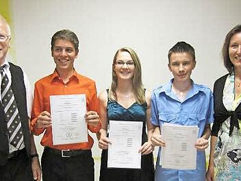 Die Jahrgangsbesten wurden ausgezeichnet: (v.l).: Rektor Otto Granich, Micha Bienmüller (2,1), Maximilian Walther (2,0), Vanessa Ommert (1,6), Klassenlehrerin Dagmar Hüfner. Foto: Oswald Türbl