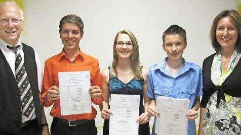 Die Jahrgangsbesten wurden ausgezeichnet: (v.l).: Rektor Otto Granich, Micha Bienmüller (2,1), Maximilian Walther (2,0), Vanessa Ommert (1,6), Klassenlehrerin Dagmar Hüfner. Foto: Oswald Türbl