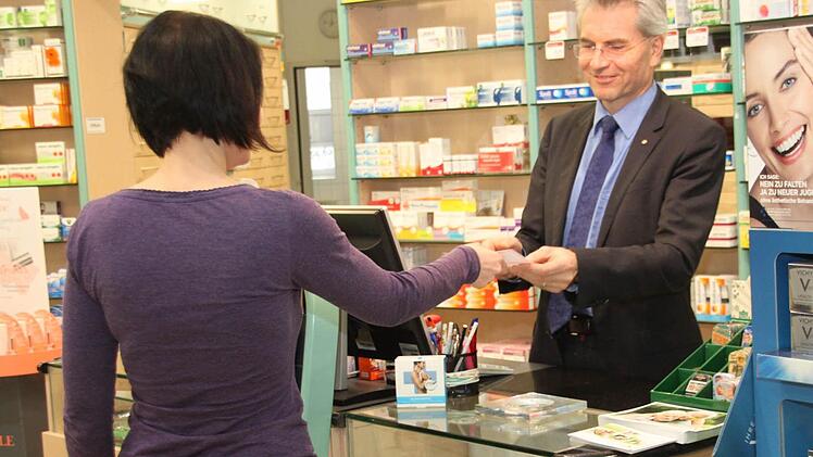Dafür hat Hans-Peter Hubmann wenig Zeit: hinterm Tresen in einer seiner Apotheken Kunden zu bedienen. Foto: Stephan Tiroch