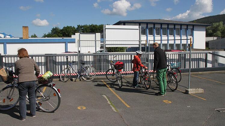 Die ersten Radler bekommen ein Radler. Foto: Jennifer Hause
