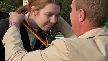 Dressur LK 0: Bürgermeister Michael Keilich dekoriert Jennifer Karl, die Kreismeisterin für den TSV Beiersdorf.