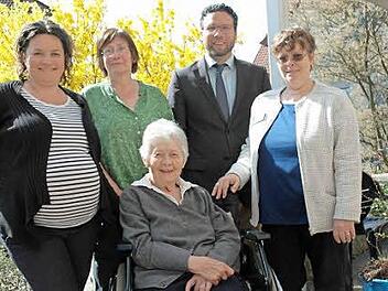 Herta Binder feierte am vergangenen Donnerstag ihren 90. Geburtstag. Ihr gratulierten (von links): Enkelin Carola Gollub, schwanger mit dem siebten Urenkel, Tochter Helga Gollub, Bürgermeister Martin Finzel und Pflegedienstleitung Andrea Böhm. Foto: Edwin Meißinger