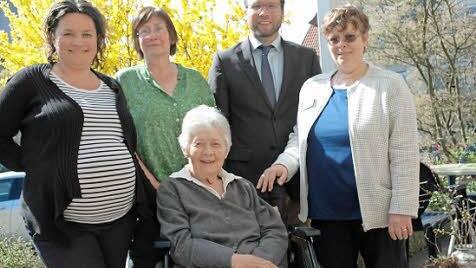 Herta Binder feierte am vergangenen Donnerstag ihren 90. Geburtstag. Ihr gratulierten (von links): Enkelin Carola Gollub, schwanger mit dem siebten Urenkel, Tochter Helga Gollub, Bürgermeister Martin Finzel und Pflegedienstleitung Andrea Böhm. Foto: Edwin Meißinger