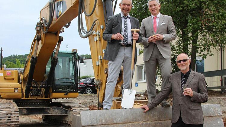 Die Eigentümer Dr. Rüdiger Leimbeck (links) und Prof. Bernd Sonnenschein (unten) feiern mit Geschäftsführer Dr. Frank Böttcher den Spatenstich für den Neubau.  Foto: Benedikt Borst