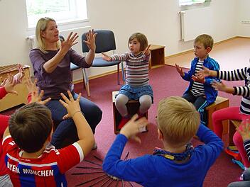 "Singen und lernen mit den Schlegeln" macht den Kinder der Musikalischen Früherziehung in der August-Kömpel- Musikschule Bad Brückenau viel Spaß. Birgit Frech vermittelt dort seit fast 25 Jahren Freude an der Musik. Foto: Brigitta Kempe-Wolf