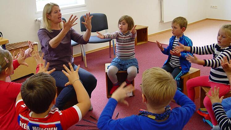 "Singen und lernen mit den Schlegeln" macht den Kinder der Musikalischen Früherziehung in der August-Kömpel- Musikschule Bad Brückenau viel Spaß. Birgit Frech vermittelt dort seit fast 25 Jahren Freude an der Musik. Foto: Brigitta Kempe-Wolf