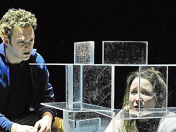 Hinter Eis: Svenja (Marie Nest) und Bastian (Benedikt Flörsch) Foto: Martin Kaufhold