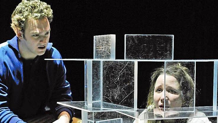 Hinter Eis: Svenja (Marie Nest) und Bastian (Benedikt Flörsch) Foto: Martin Kaufhold