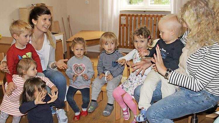 Fingerspiele sind in jedem Kindergarten der Hit - auch im "Lummerland". Heute betreuen Erzieherin Katrin Schmidt-Kuban und Kindergartenmutter und Vorstandsmitglied Julia Schineis die Kinder.  Foto: Katharina Müller-Sanke