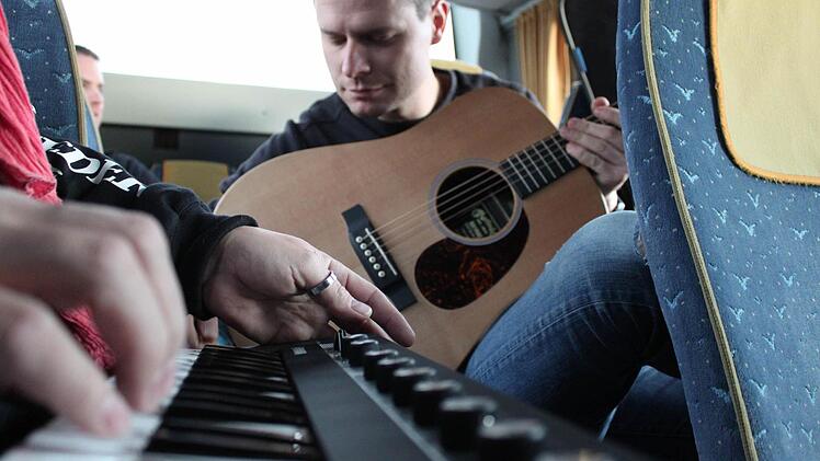 Bandprobe im Bus und auf engstem Raum: Während Gitarrist Marco Hofmann am beengtesten saß, konnte Saxophonist Viktor Neuwert (nicht im Bild) wenigstens stehen. Foto: Häggberg