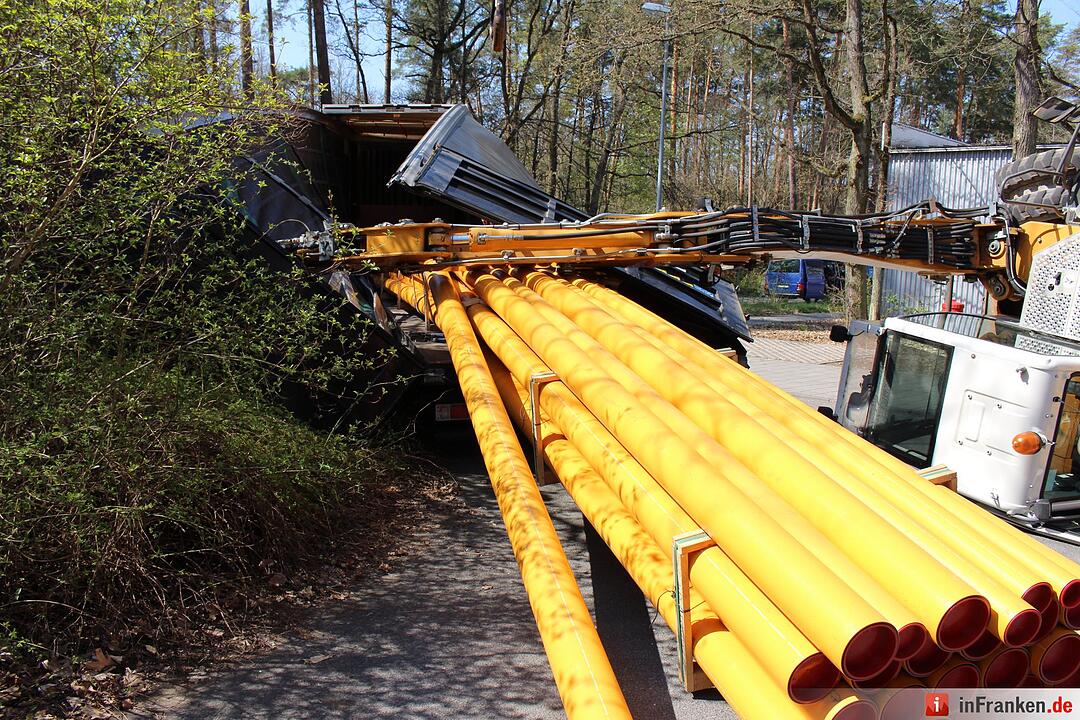 Erlangen: Bagger kippt auf Unigelände um