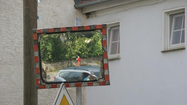 Erneuert werden soll der Verkehrsspiegel an der Limbacher Hauptstraße gegenüber dem Pfarrzentrum - bis dahin wird er aber auch neu eingestellt, denn derzeit erfüllt er seinen Zweck nicht wirklich gut. Foto: Sabine Weinbeer