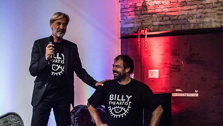 Goebel-Geschäftsführer Hans-PEter Langsch begrüßte Alex Reuther beim Live-Painting-Event in Coburg.Foto: Jochen Berger