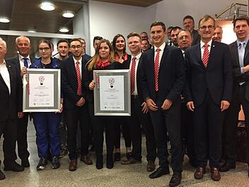 Am Freitagabend wurde der Ausbildungspreis vergeben: Unser Bild zeigt die Siegerteams der Firma Haustechnik Schwender Thurnau (im Blaumann) und der Sparkasse Kulmbach-Kronach (rot-weiß).  Foto: Stephan Tiroch