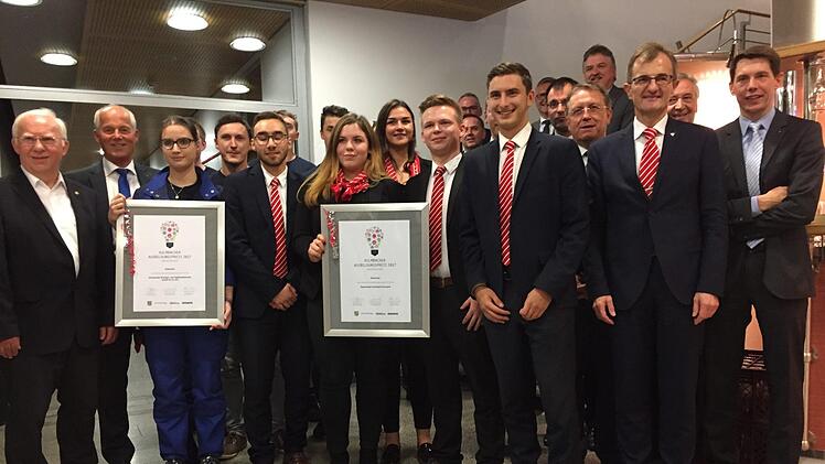 Am Freitagabend wurde der Ausbildungspreis vergeben: Unser Bild zeigt die Siegerteams der Firma Haustechnik Schwender Thurnau (im Blaumann) und der Sparkasse Kulmbach-Kronach (rot-weiß).  Foto: Stephan Tiroch