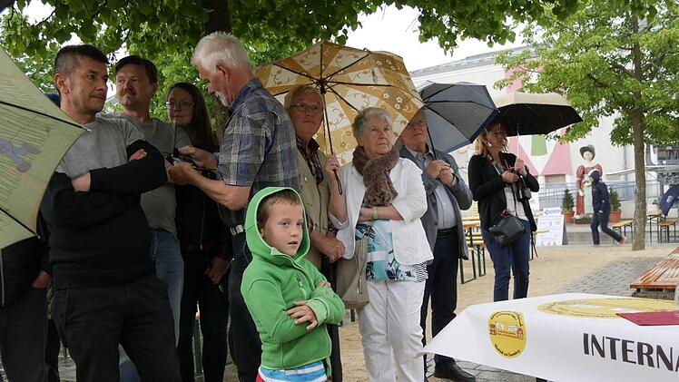 Und das Festpublikum schmückte sich mit Regenschirmen. Denn pünktlich zur offiziellen Eröffnung nachmittags machte der Wettergott den Vorhang dicht, weg mit der Festival-Einstimmung bei strahlendem Sonnenschein. Die offizielle Eröffnung wurde von oben mächtig begossen. Foto: Manja von Nida