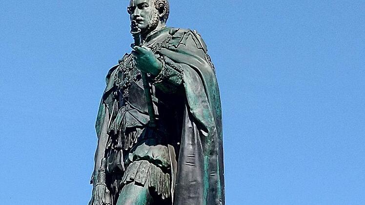Ein  Team der Hochschule Coburg scannt das Denkmal von Prinz Albert auf dem Marktplatz.Foto: Jochen Berger