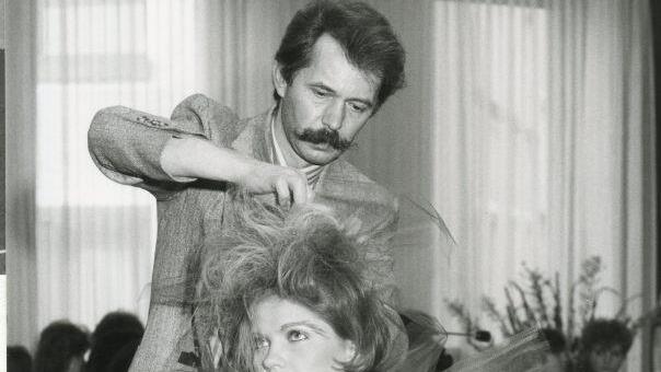 Tüll am Körper, schweres Make up im Gesicht und obendrauf viele Haare - die 80er.