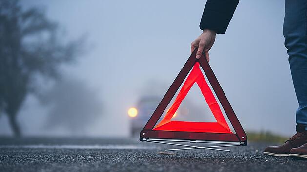 In Oberfranken hat sich am Dienstagabend ein schweres Verkehrsungl&uuml;ck ereignet. Symbolfoto: Adobe Stock/chalabala