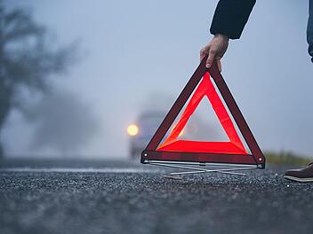 In Oberfranken hat sich am Dienstagabend ein schweres Verkehrsungl&uuml;ck ereignet. Symbolfoto: Adobe Stock/chalabala