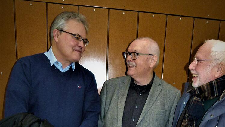 Im Gespr&auml;ch von links BFV-Bezirksvorsitzender Thomas Unger, BLSV-Kreisvorsitzender Lothar Seyfferth und Klaus Drescher vom F&ouml;rderverein Melkendorf. Foto: Werner Rei&szlig;aus