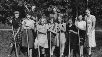 Auch der Suche nach alten Aufnahmen kam der TSV Ebenhausen auch in den Besitz dieses Fotos. Zur Verfügung gestellt von Angela Brand (links), die auf diesem Bild mit ihrer Gymnastikgruppe beim Bau des Sportplatzes tatkräftig mithilft. Foto: Angela Brand