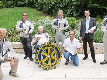 Stolz auf ihre Spende (von links): Arndt Schmidt, Präsident Rotary Club Coburg Max Beyersdorf, Thomas Lessig, Prinz Andrea, Berthold Lendner, Thomas Engel, Prof. Johannes Kraft und Ralf Fraas.
