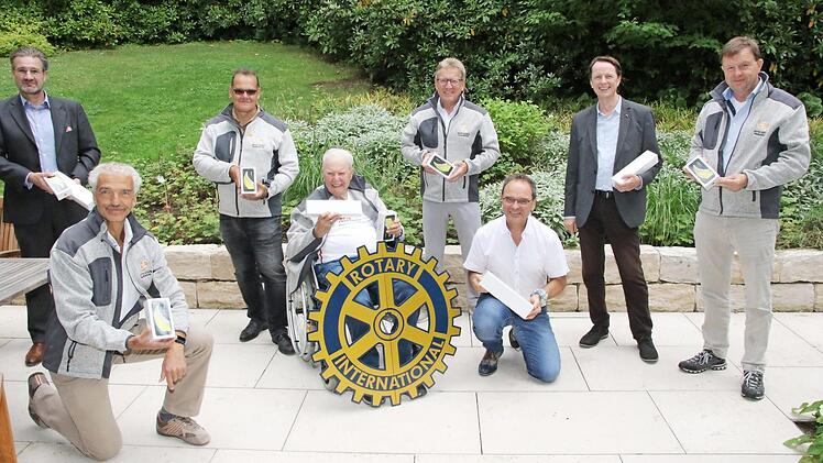 Stolz auf ihre Spende (von links): Arndt Schmidt, Präsident Rotary Club Coburg Max Beyersdorf, Thomas Lessig, Prinz Andrea, Berthold Lendner, Thomas Engel, Prof. Johannes Kraft und Ralf Fraas.
