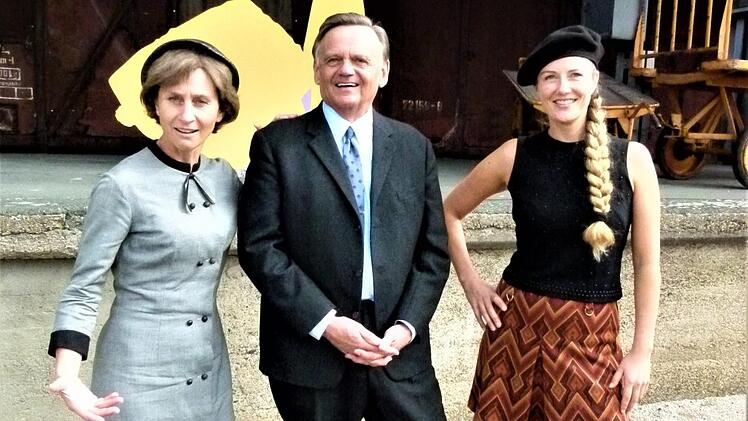 Komparsen aus der Region (von links): Christine aus Sparneck, Hartmut Schmidt aus Coburg und Jasmin Ringlein aus Nagel. Foto: Werner Reißaus