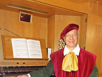 Burkhard Ascherl alias Gioacchino Rossini an der Orgel.