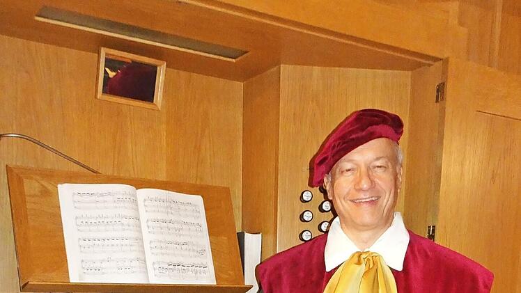 Burkhard Ascherl alias Gioacchino Rossini an der Orgel.