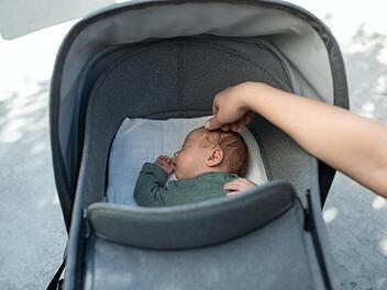 W&uuml;rzburg: Auto f&auml;hrt Mutter mit Kinderwagen an