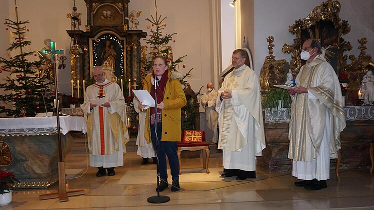 Vorstellung des Pastoralen Teams durch die Koordinatorin Anja May. Mit im Bild Pfarrer Armin Haas (links), Generalvikar Dr. Jürgen Vorndran (zweiter von rechts) und Pfarrer Hans Thurn (rechts).
