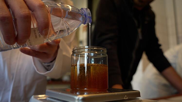Zuckersirup ins Honigglas: Sirup im Honig ist nicht nur im Labor schwer nachzuweisen, er lässt sich auch kaum aus dem Honig herausschmecken.
