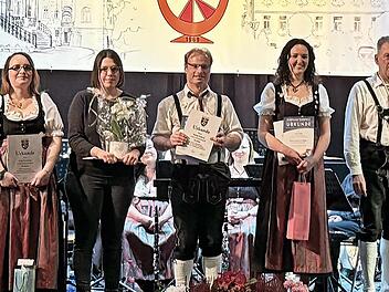 Unser Bild zeigt (von links): Amelie Schad, Elias Bretscher, Dominik Hauch, Caro, Viola Dotzel, Stefan Erhard, Lea Frank, Oliver Gleichmann, Hubert Klopf, Vorsitzende Simone Schad, Dominik Sitter (NBMB) und Vorsitzenden Michael Schraut.