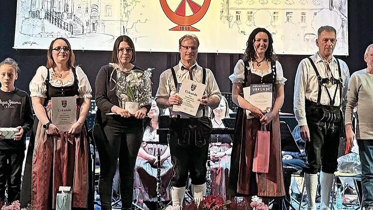 Unser Bild zeigt (von links): Amelie Schad, Elias Bretscher, Dominik Hauch, Caro, Viola Dotzel, Stefan Erhard, Lea Frank, Oliver Gleichmann, Hubert Klopf, Vorsitzende Simone Schad, Dominik Sitter (NBMB) und Vorsitzenden Michael Schraut.