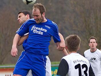 Markus Fischer (dunkles Trikot), hier im Kopfballduell beim Spiel gegen den SV Dörfleins, hat den FC Mitwitz nach zehn erfolgreichen Jahren als Spielertrainer und wechselt zum 1. Juli ans Nachwuchsleistungszentrum nach Coburg. Foto: Heinrich Weiß