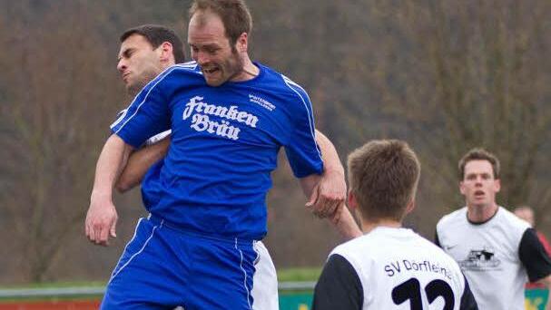 Markus Fischer (dunkles Trikot), hier im Kopfballduell beim Spiel gegen den SV Dörfleins, hat den FC Mitwitz nach zehn erfolgreichen Jahren als Spielertrainer und wechselt zum 1. Juli ans Nachwuchsleistungszentrum nach Coburg. Foto: Heinrich Weiß
