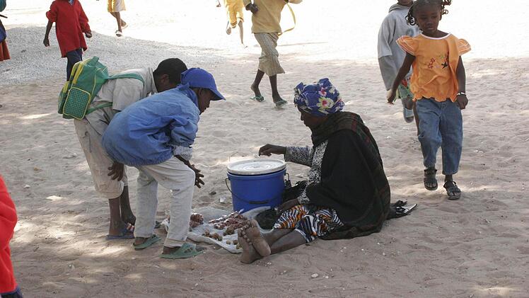 Mittagspause der Schulkinder im Senegal.
