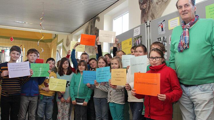 Wegen der Vorbereitung auf die Fahrradprüfungen, weiß die Klasse 4a, dass Radfahren gut für die Umwelt ist.