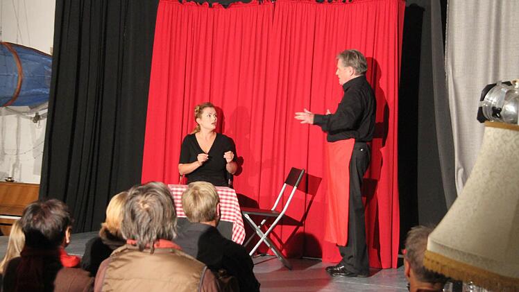 Ingrit Gabriel und Eike Domroes übertrafen sich bei der musikalischen Komödie "Dusollst nicht lieben" von Georg Kreisler selbst - vor allem der Spagat zwischen musikalischen Darbietungen und Schauspiel beeindruckte (Foto: Sonja Adam)