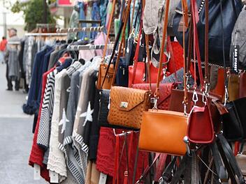 Dem Wildwuchs an Warenständern vor den Geschäften in der Bad Kissinger Fußgängerzone will der Stadtrat einen Riegel vorschieben. Zunächst werden nun die Einzelhändler gefragt. Foto: Ralf Ruppert