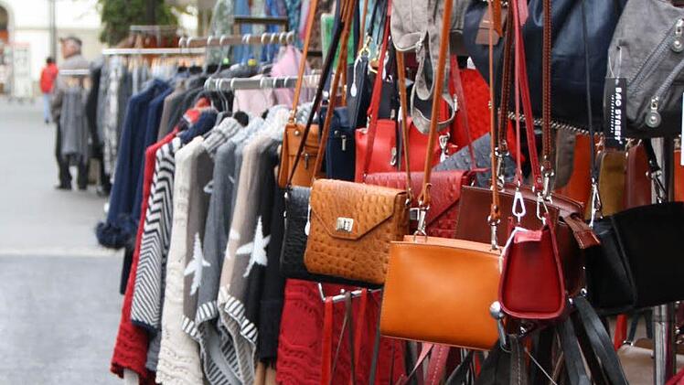 Dem Wildwuchs an Warenständern vor den Geschäften in der Bad Kissinger Fußgängerzone will der Stadtrat einen Riegel vorschieben. Zunächst werden nun die Einzelhändler gefragt. Foto: Ralf Ruppert