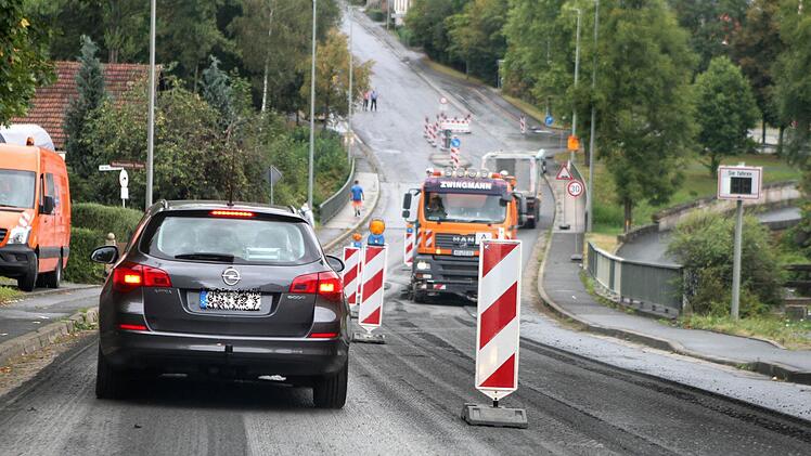 Die Baustelle hinter der Ortseinfahrt von Untersteinach: Zunächst geht es einspurig weiter, nach etwa 150 Metern ist die B 289 dann komplett gesperrt. Die Umleitung erfolgt über die Seer Straße. Foto: Jochen Nützel