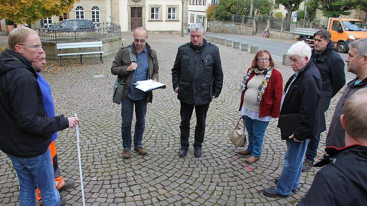 Um jeden Zentimeter wurde am Marktplatz beim Standort für einen neuen Baum "gerungen".