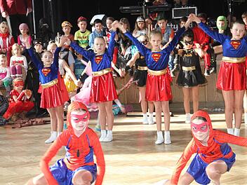 Die Minigarde präsentierte sich gemäß des diesjährigen Sessions-Motto "Dornröschen sucht den Superhelden in Buch und Film und Cyberwelten".  Fotos: Gerda Völk