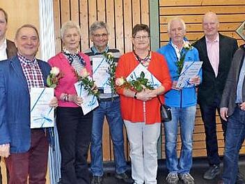 Der TVU ehrte treue und engagierte Mitglieder. Im Bild (von links) Michael Linke vom BLSV-Kreisverband, Albert Gremer, Edith Wagner, Franz Mairoser, Christa Steiger, Karlheinz Kestel, Vorsitzender Hartmut Fleischmann und 2. Bürgermeister Oliver Skall  Foto: K.- H. Hofmann