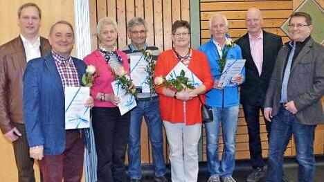 Der TVU ehrte treue und engagierte Mitglieder. Im Bild (von links) Michael Linke vom BLSV-Kreisverband, Albert Gremer, Edith Wagner, Franz Mairoser, Christa Steiger, Karlheinz Kestel, Vorsitzender Hartmut Fleischmann und 2. Bürgermeister Oliver Skall  Foto: K.- H. Hofmann